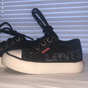 Toddler Boys Levi’s sneaker size 5 like new. Worn 3 times never walked in.